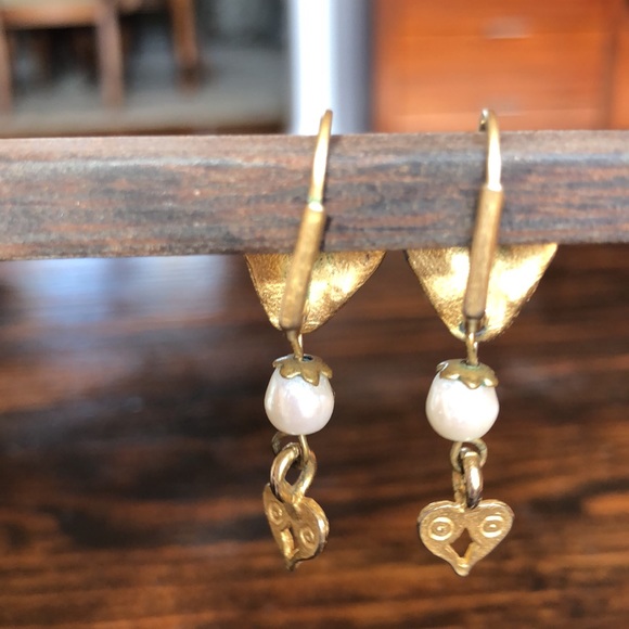 Gold tone embossed earrings with a pearl & heart drop - lever back closure - Picture 4 of 9